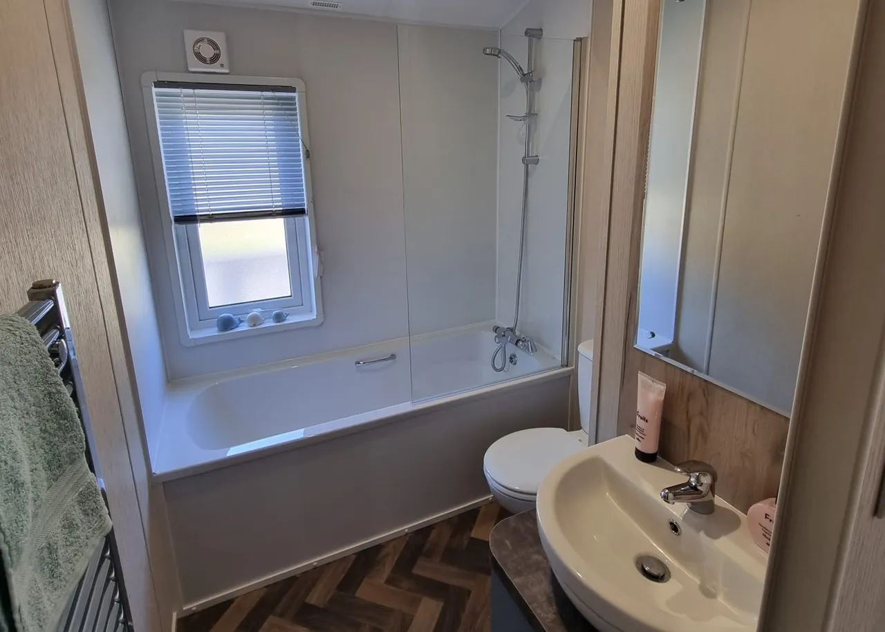Emms Lane, Brooks Green, RH13, photo 7