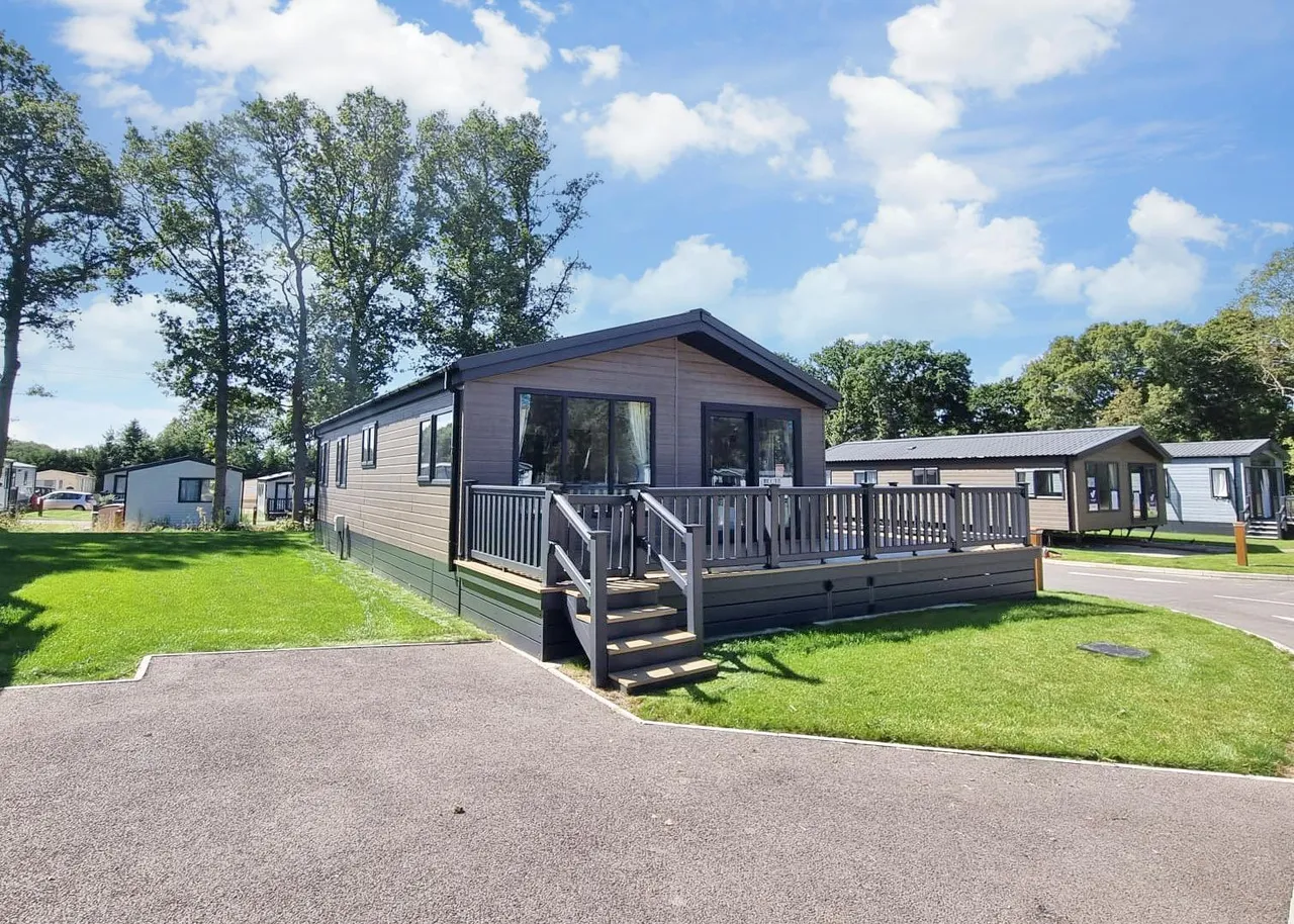 3 bed park home for sale, Emms Lane, Brooks Green, RH13