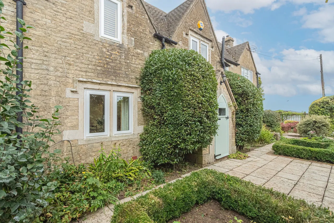 3 bed house for sale, Kingscote, Nr Tetbury