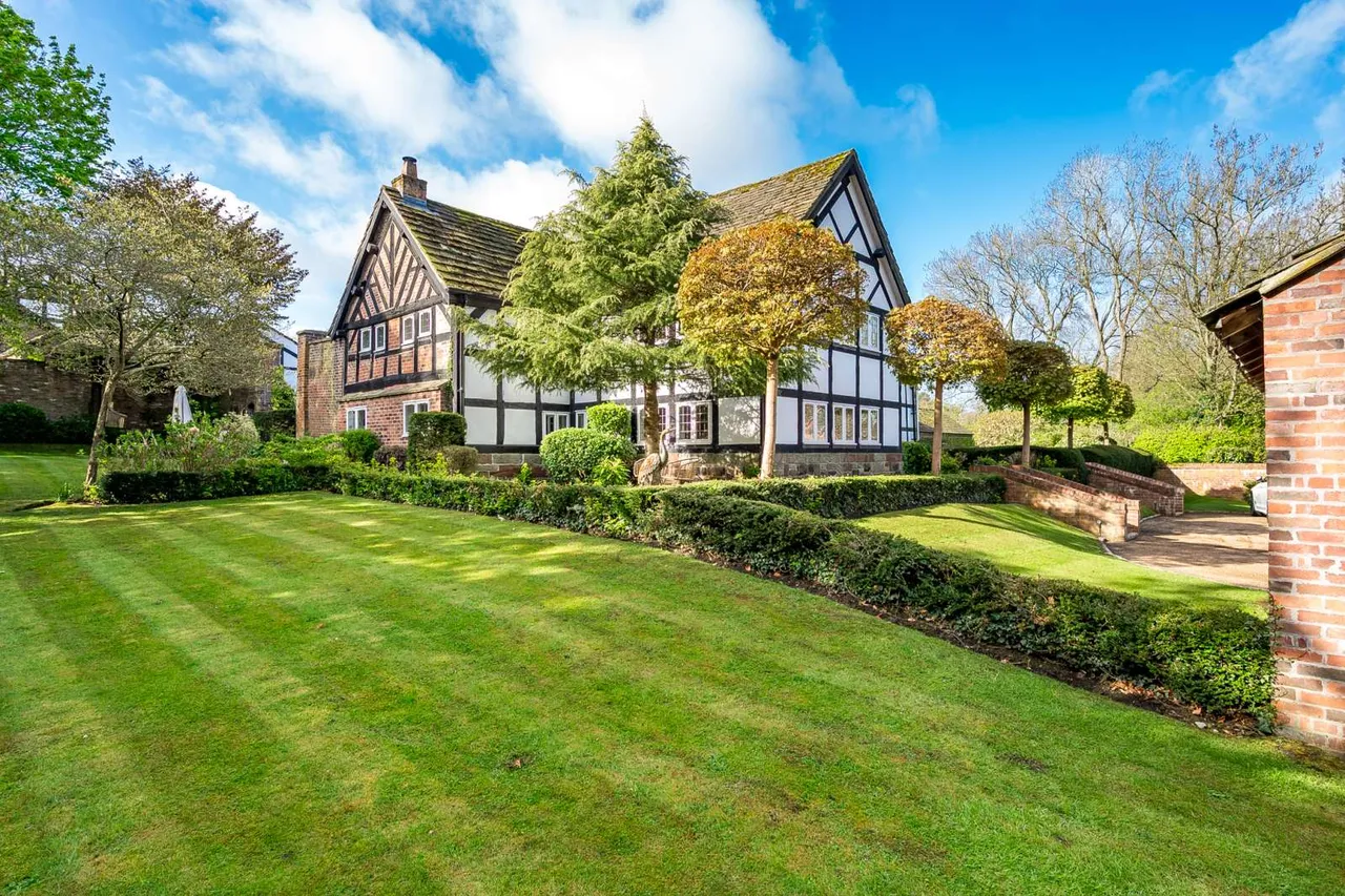 Wilmslow Road, Mottram St. Andrew, Macclesfield, Cheshire, SK10 4QT, photo 2