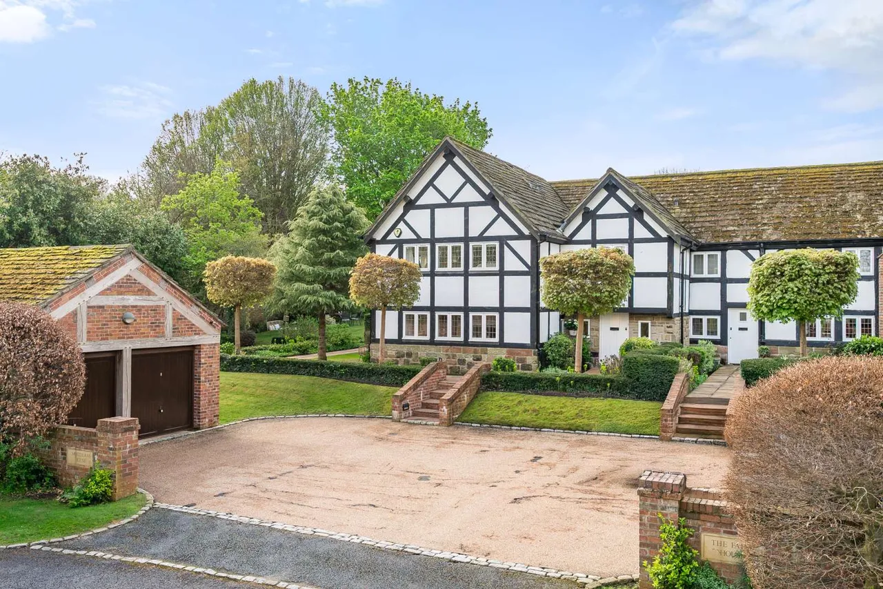 3 bed house for sale — Wilmslow Road, Mottram St. Andrew, Macclesfield, Cheshire, SK10 4QT