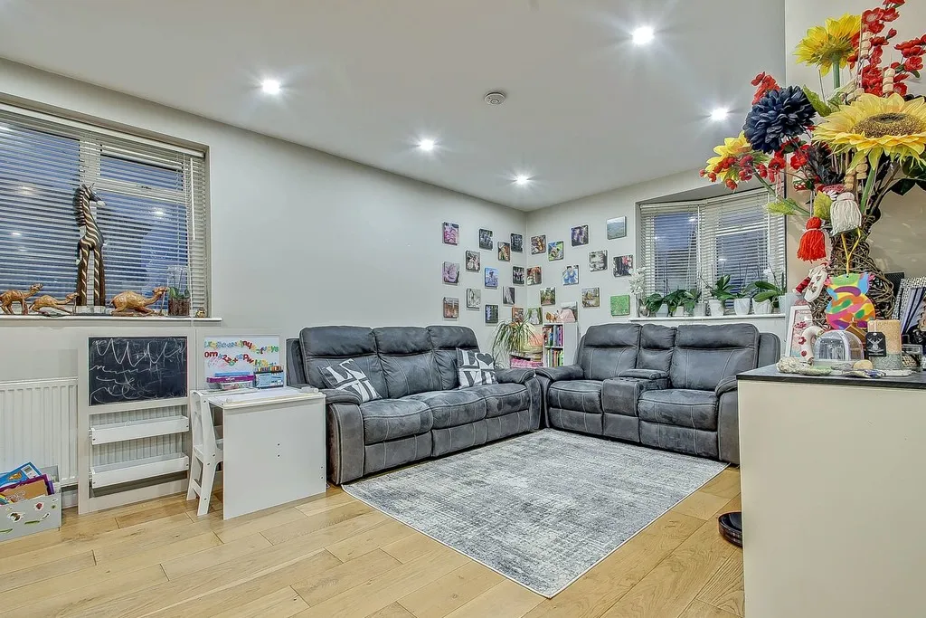 Heather Lane, Yiewsley, UB7, photo 17