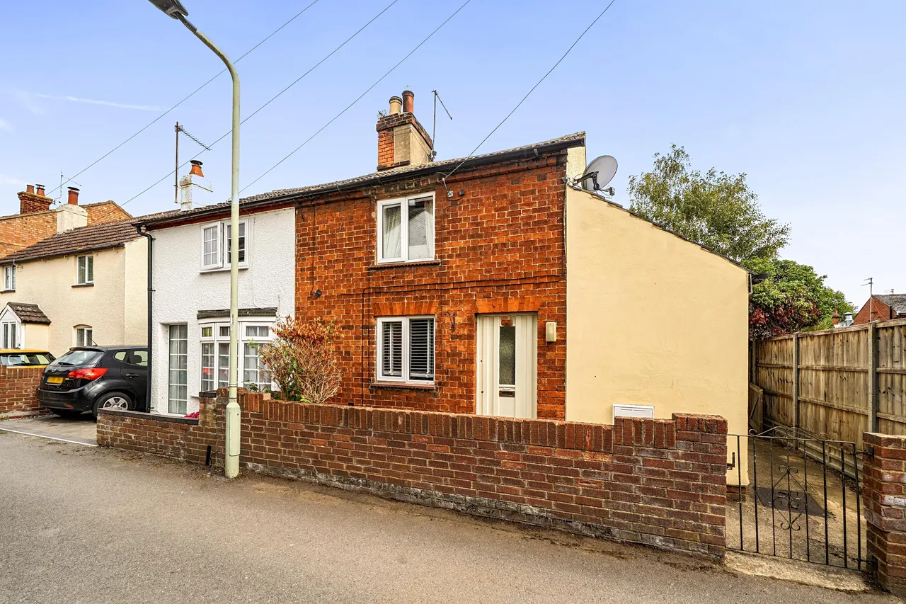 2 bed house for sale, The Warren, Clapham