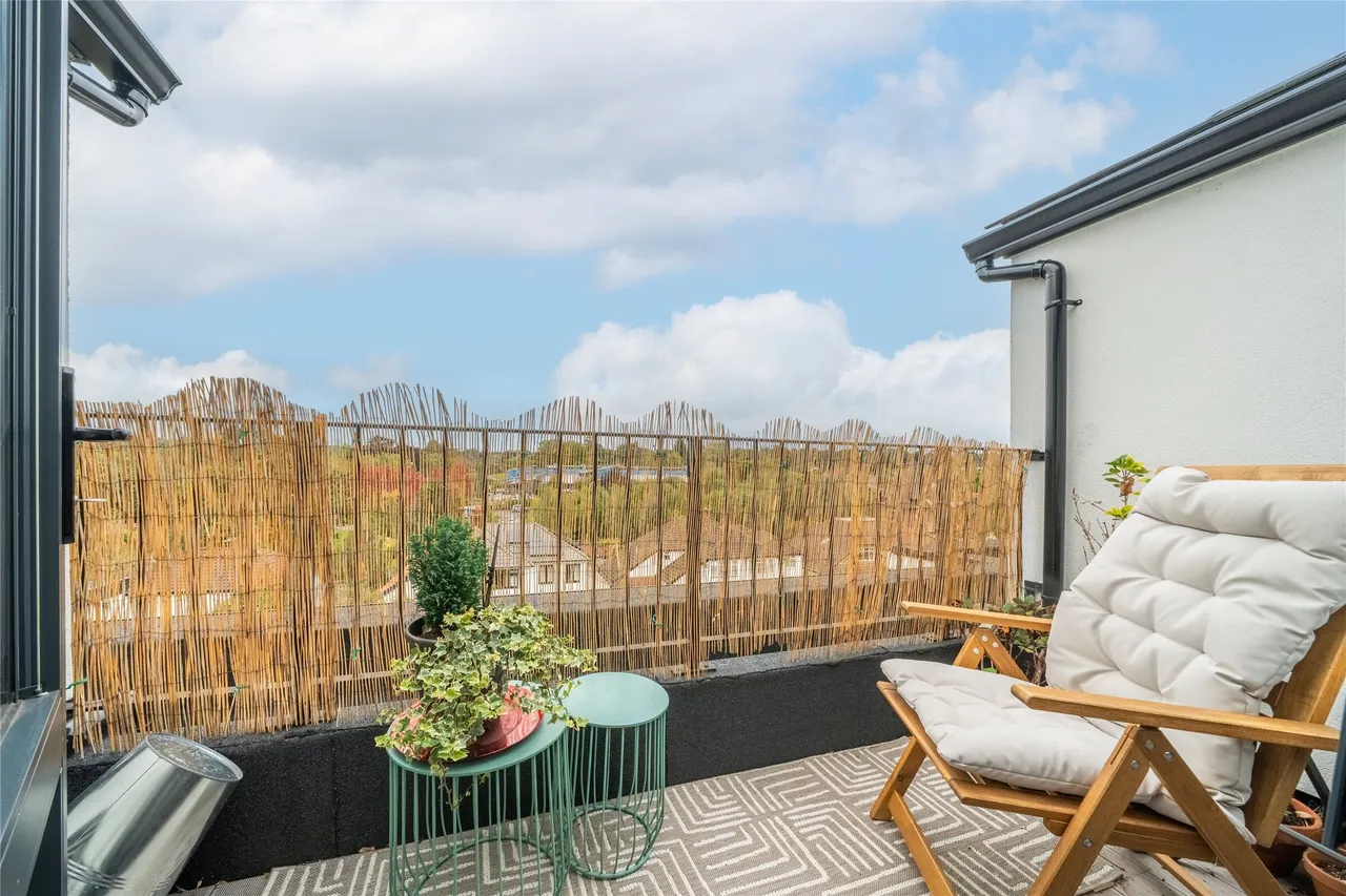 2 bed property for sale, Bay Tree Avenue, Leatherhead, KT22
