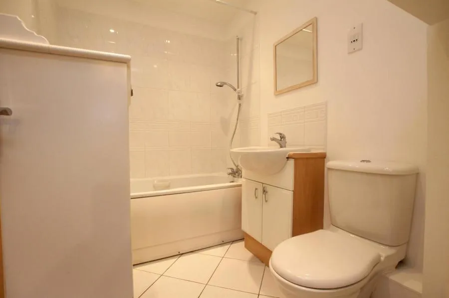 Hersham Road, Walton-On-Thames, KT12, photo 8