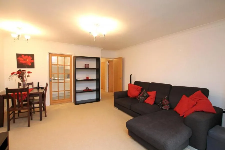 Hersham Road, Walton-On-Thames, KT12, photo 4