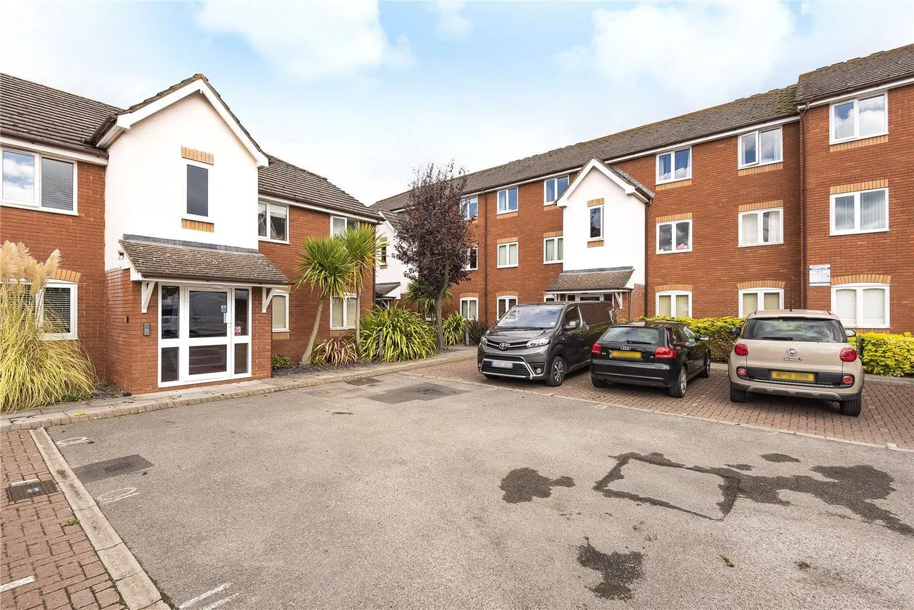 2 bed flat to rent, Firs Avenue, Windsor, SL4