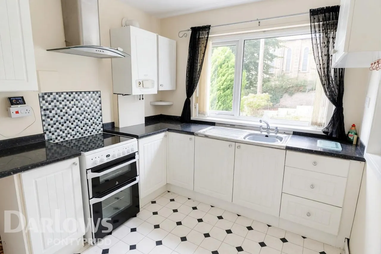 Graig-Yr-Helfa Road, Pontypridd, photo 6