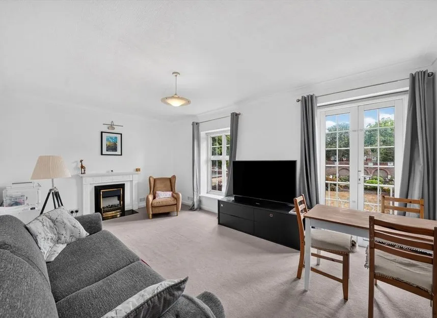 St. Andrew's Square, Surbiton, KT6, photo 2