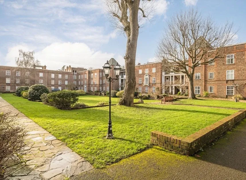 2 bed flat for sale — St. Andrew's Square, Surbiton, KT6