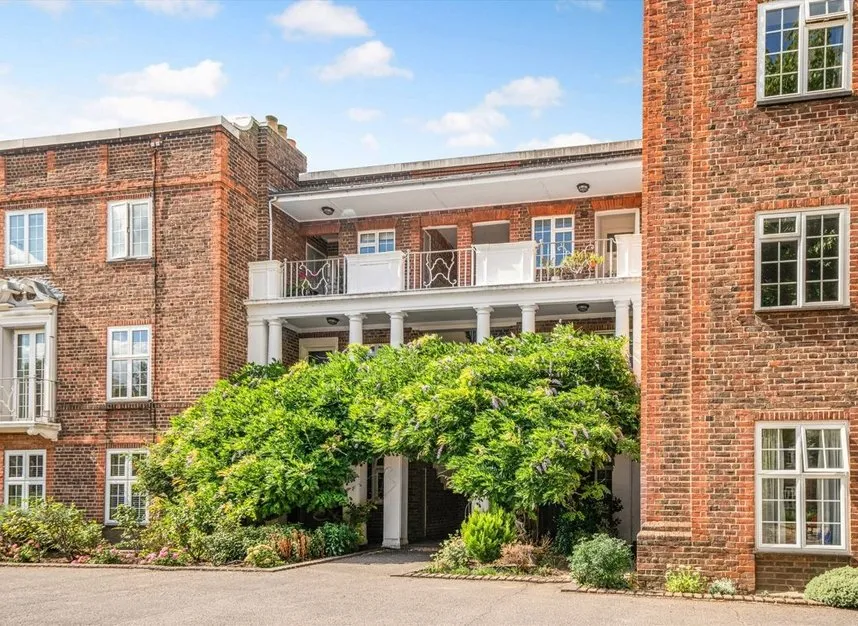 St. Andrew's Square, Surbiton, KT6, photo 6