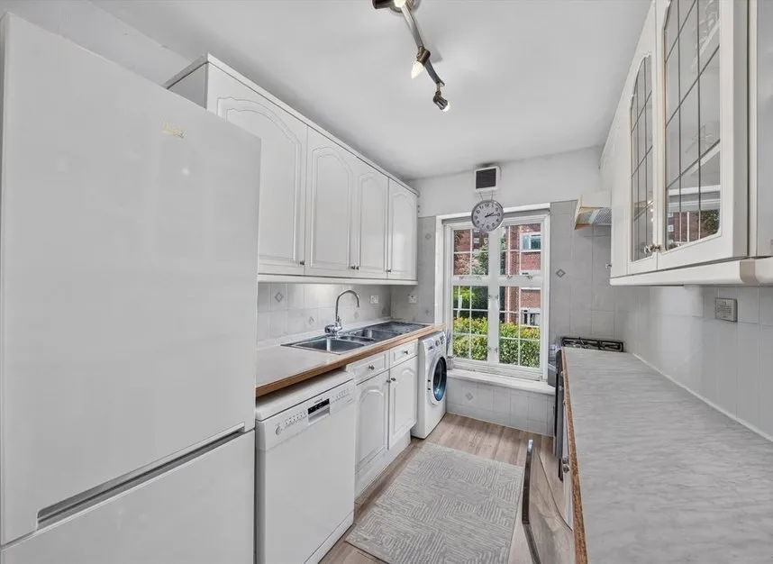 St. Andrew's Square, Surbiton, KT6, photo 3