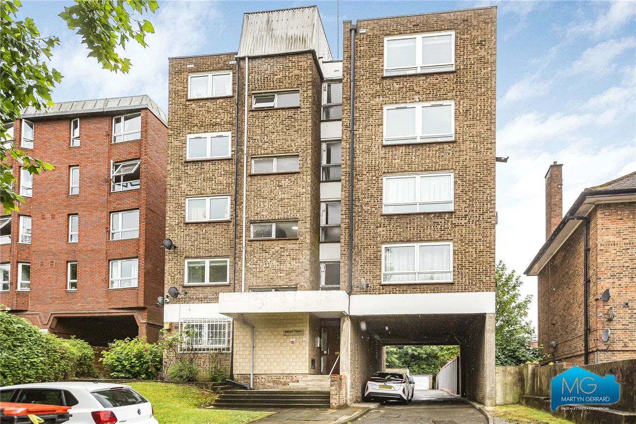 High Road, East Finchley, N2, photo 13