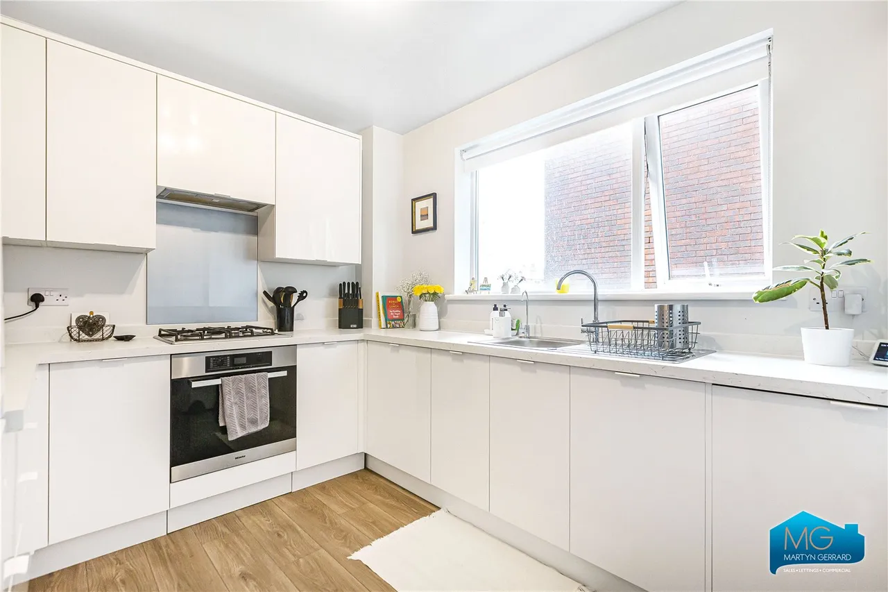 High Road, East Finchley, N2, photo 19