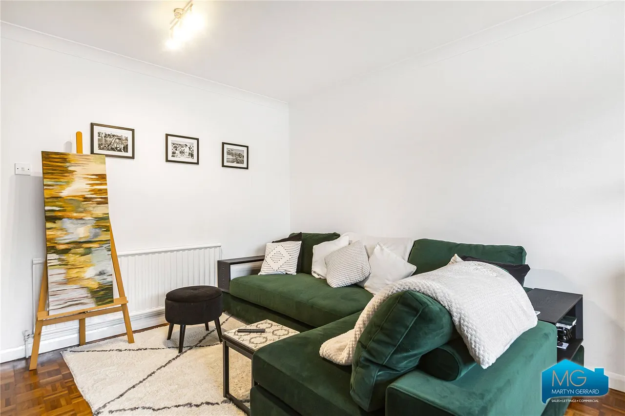 High Road, East Finchley, N2, photo 17