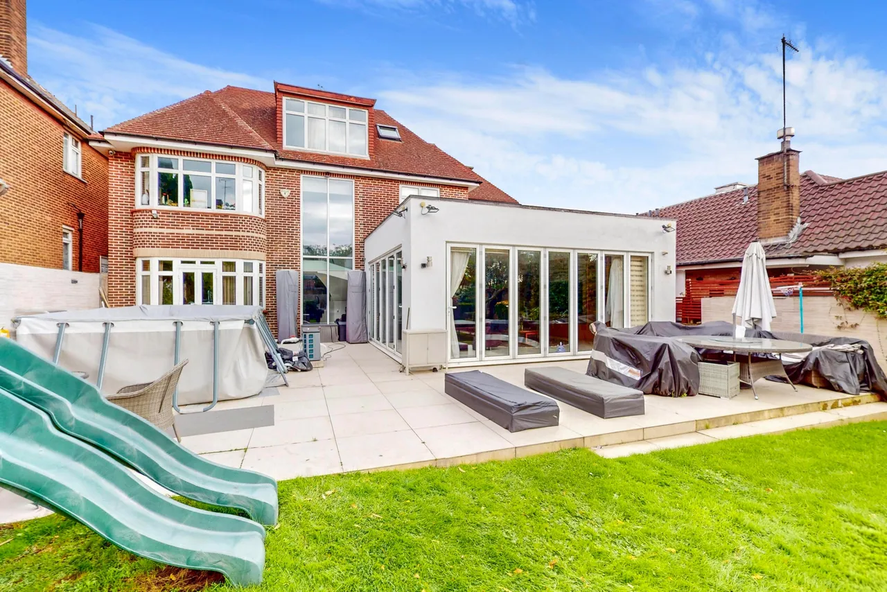 Fairholme Gardens, London, N3, photo 31