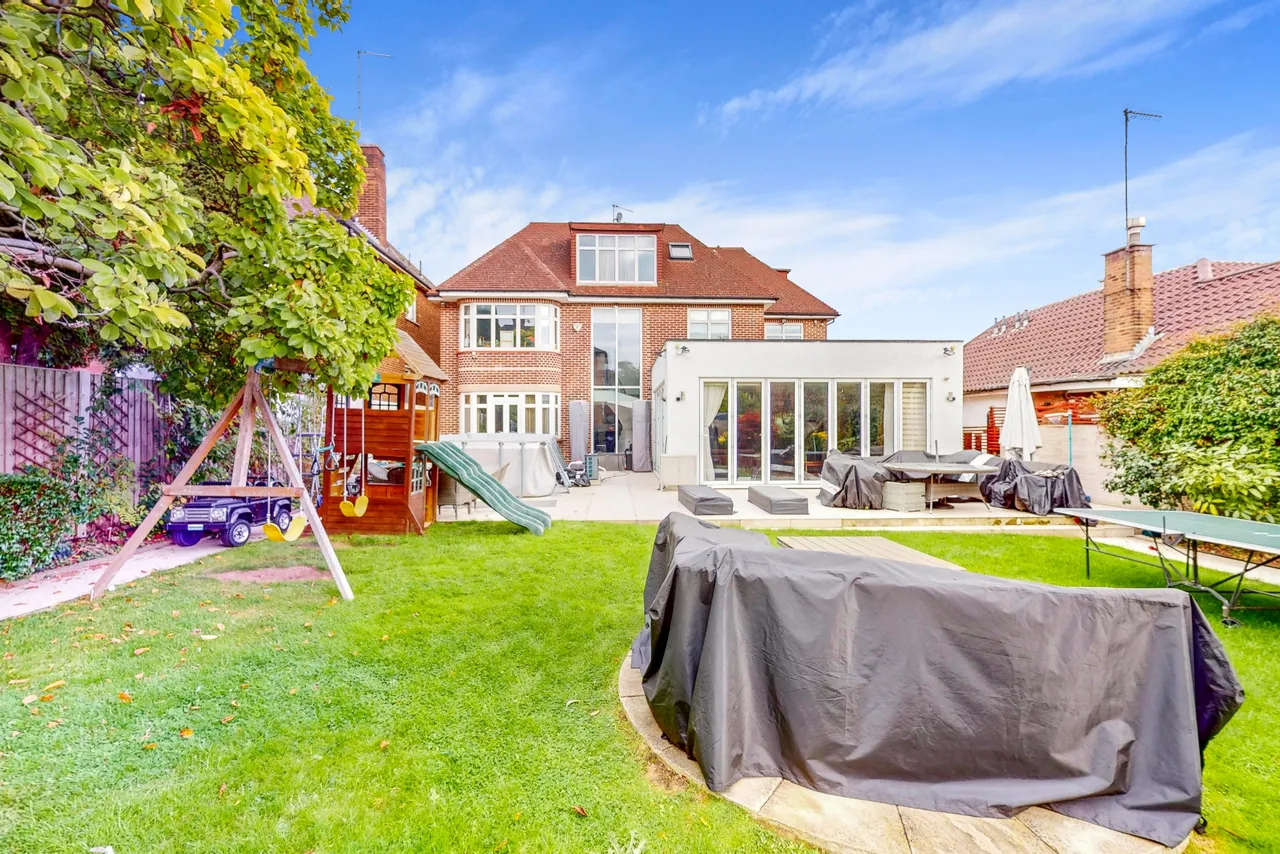 Fairholme Gardens, London, N3, photo 32