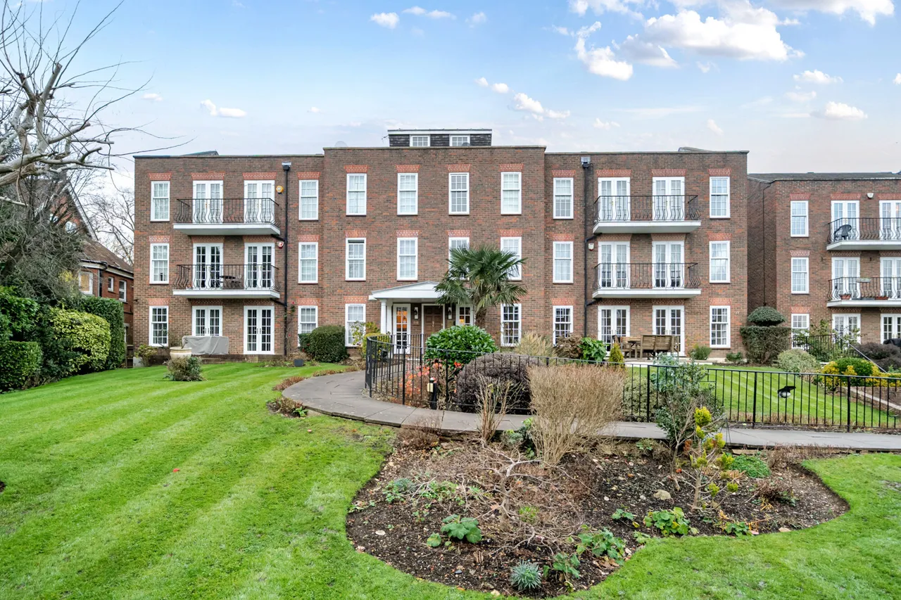 3 bed flat for sale, Ashurst Close, Northwood, HA6