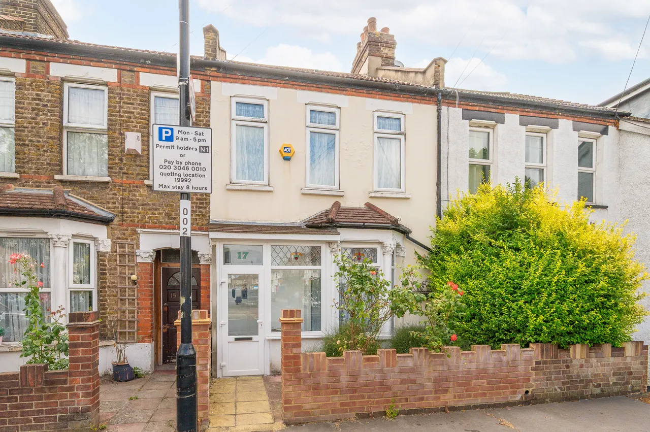 3 bed house for sale — 17 Sandringham Road, Thornton Heath