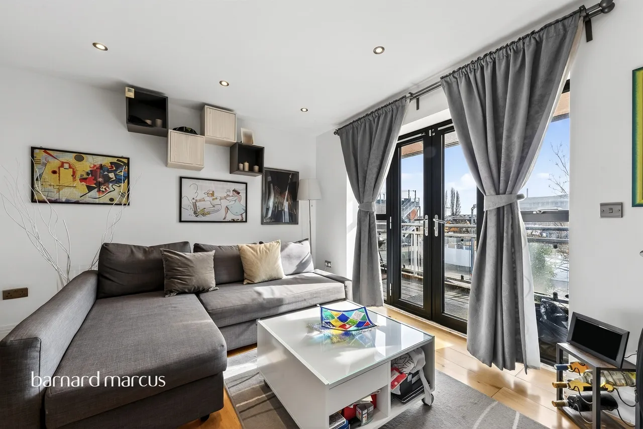 2 bed flat for sale — High Street, Feltham