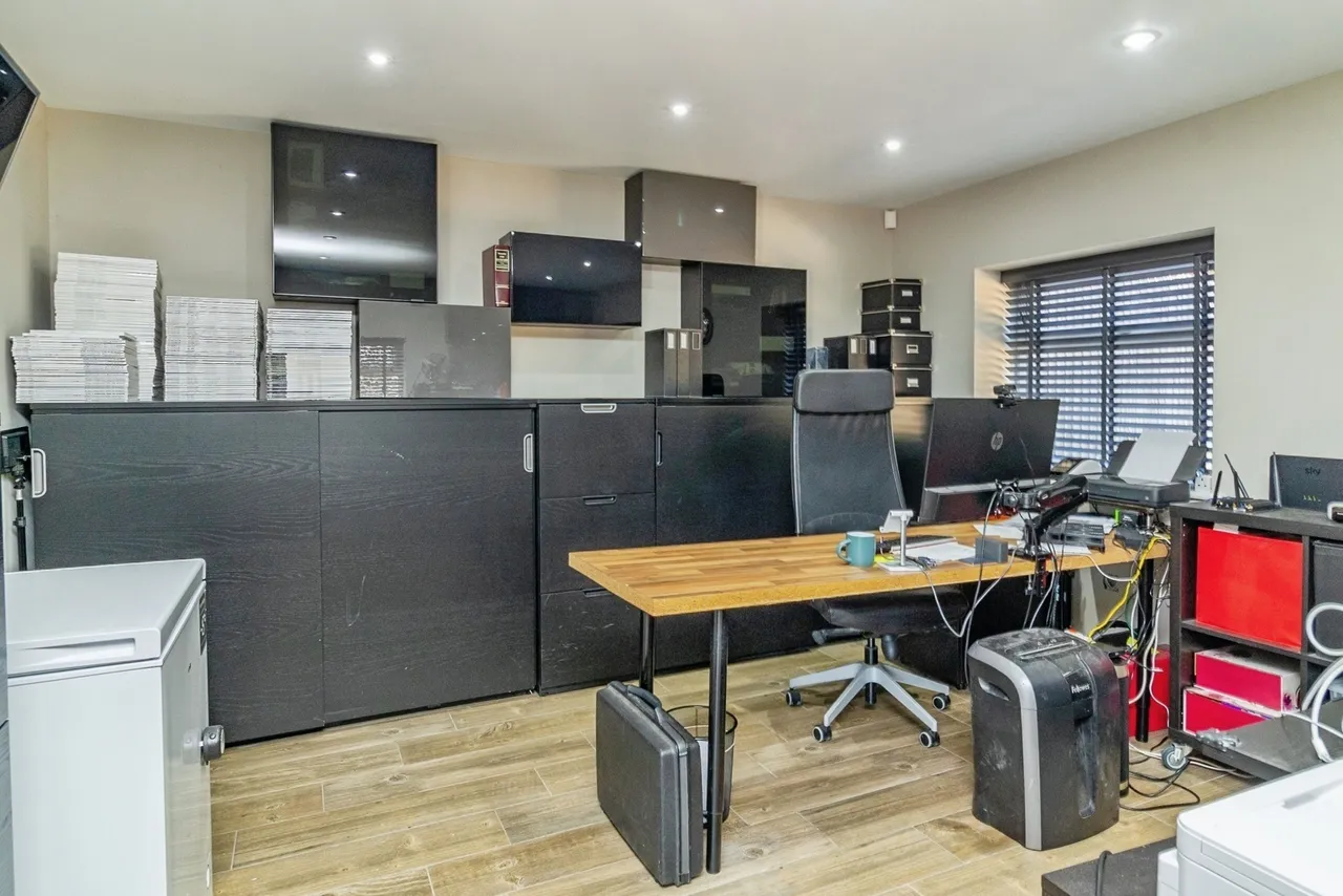 Buckingham Road, Bletchley, Milton Keynes, Buckinghamshire, MK3, photo 8