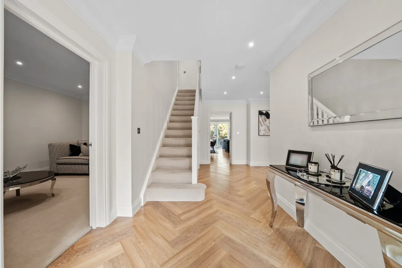 Old Woking Road, Pyrford, GU22, photo 5