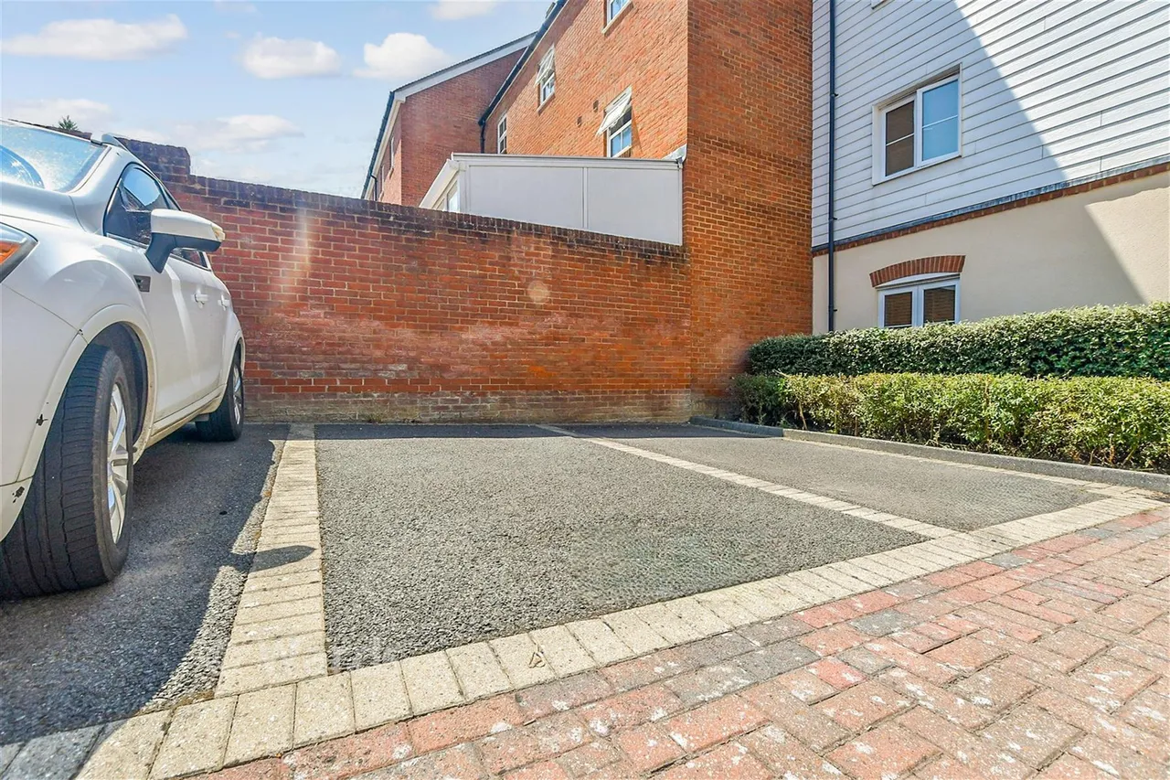 Bluebell Road, Kingsnorth, TN23, photo 12