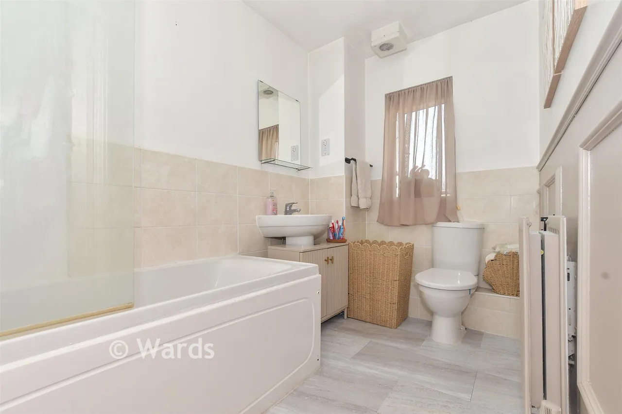 Bluebell Road, Kingsnorth, TN23, photo 11
