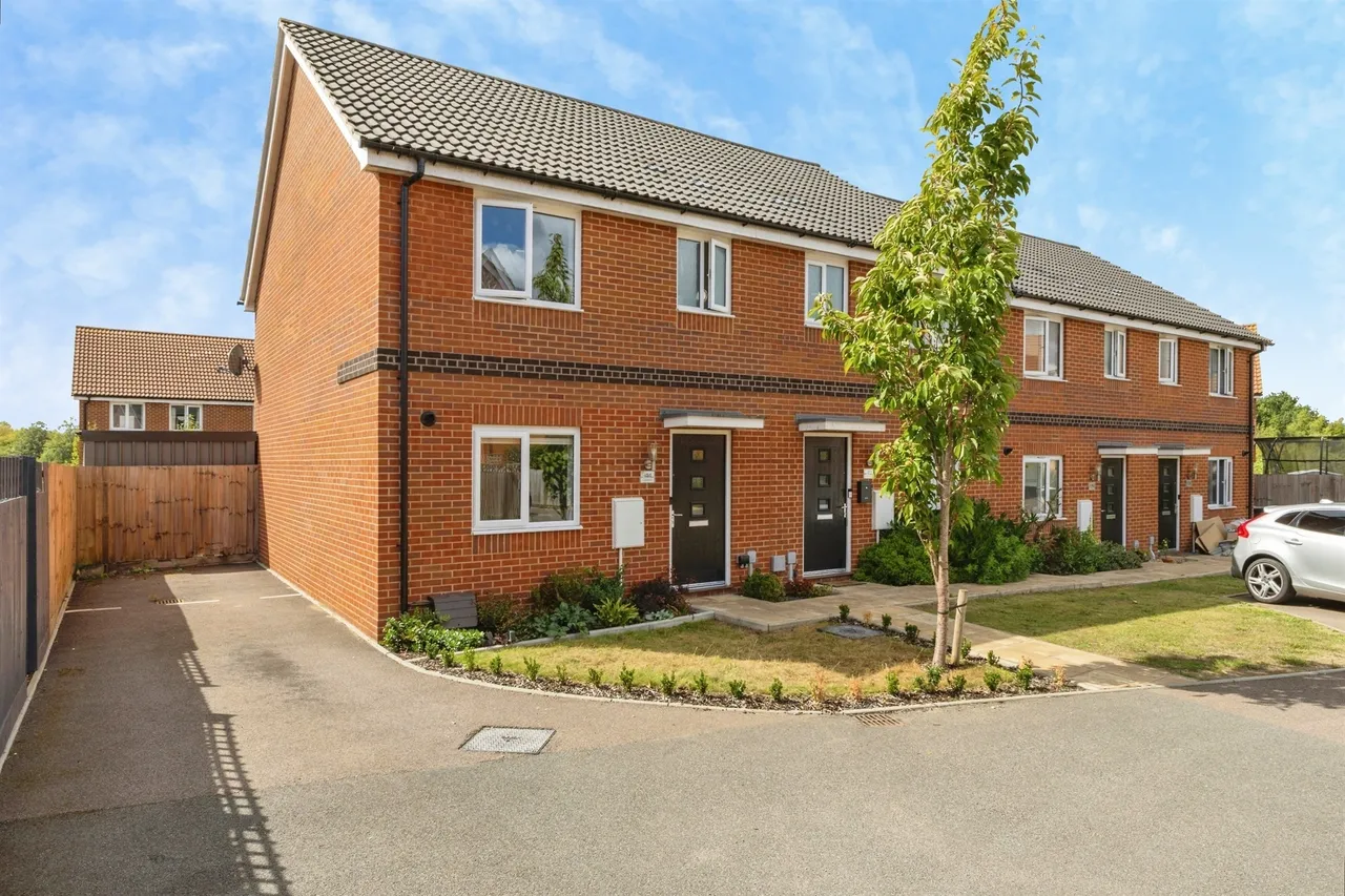 3 bed house for sale — Finch Road, Attleborough