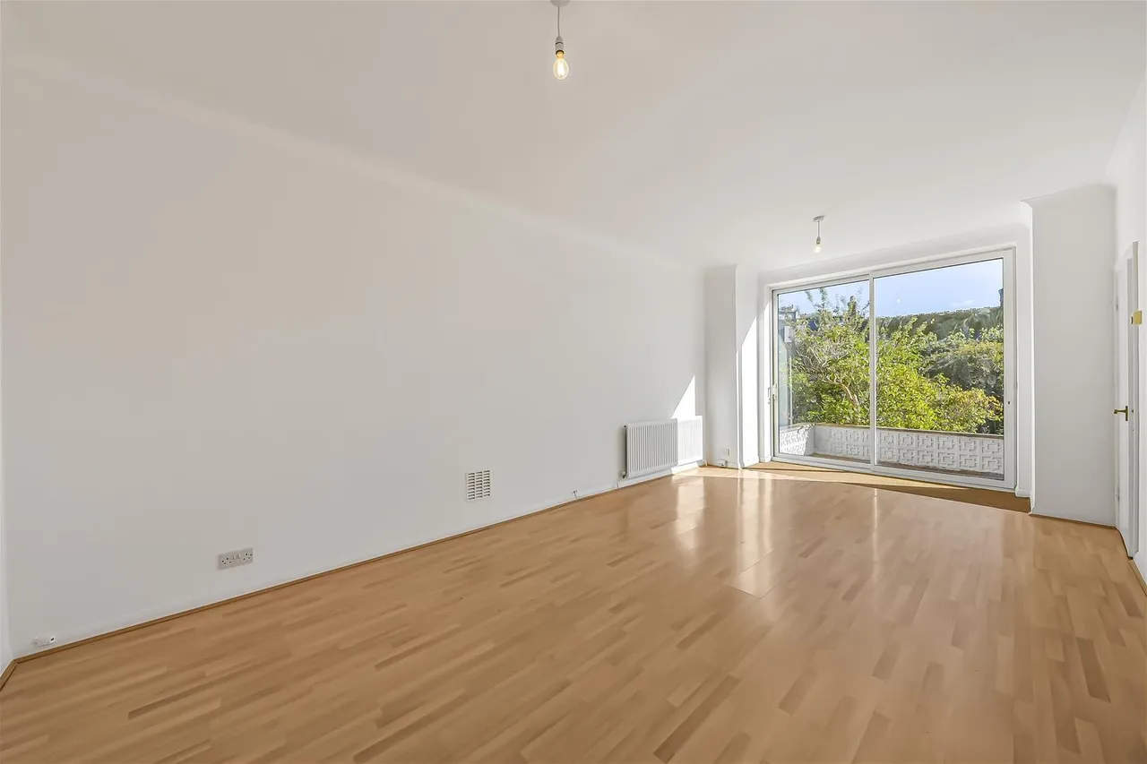 2 bed flat to rent, Daleham Gardens, London, NW3