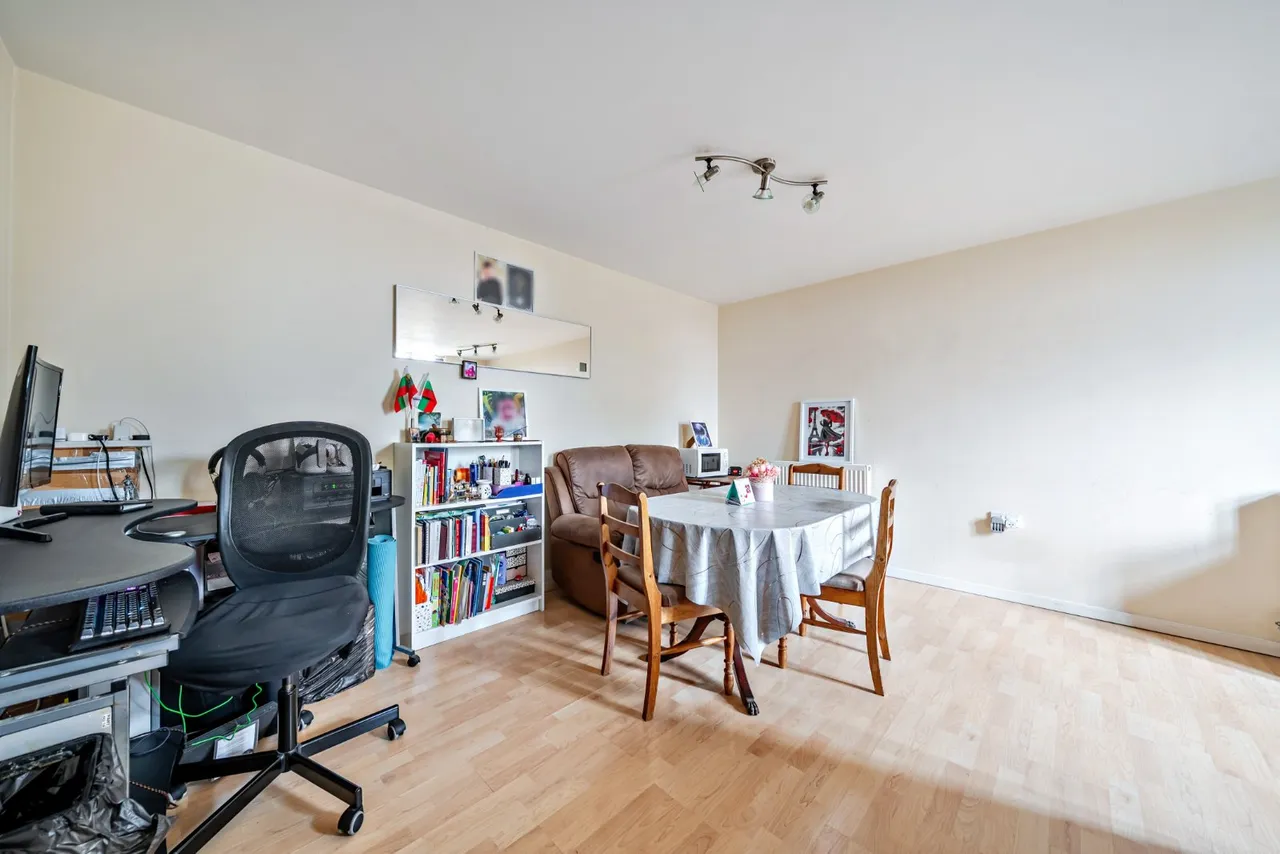 Caxton Court, Burton-on-Trent, DE14, photo 17