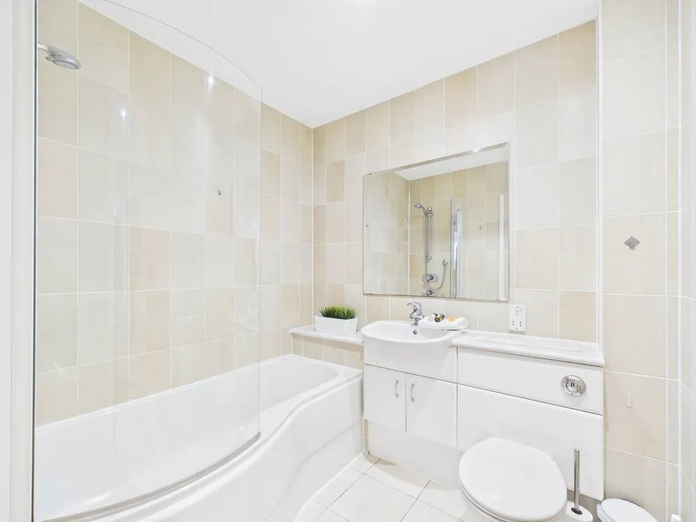 Clarence Street, Staines-Upon-Thames, TW18, photo 9