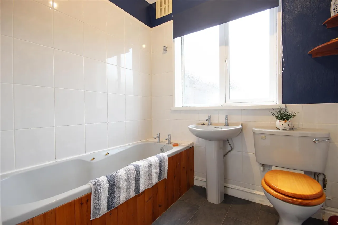 Cliff Road, Hornsea, photo 9