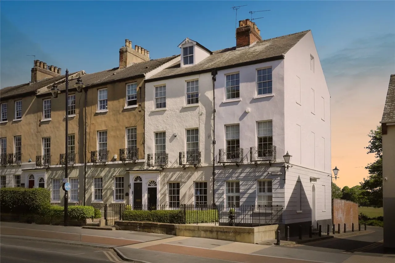 4 bed house for sale — Albion Place, South Parade, Doncaster, South Yorkshire, DN1