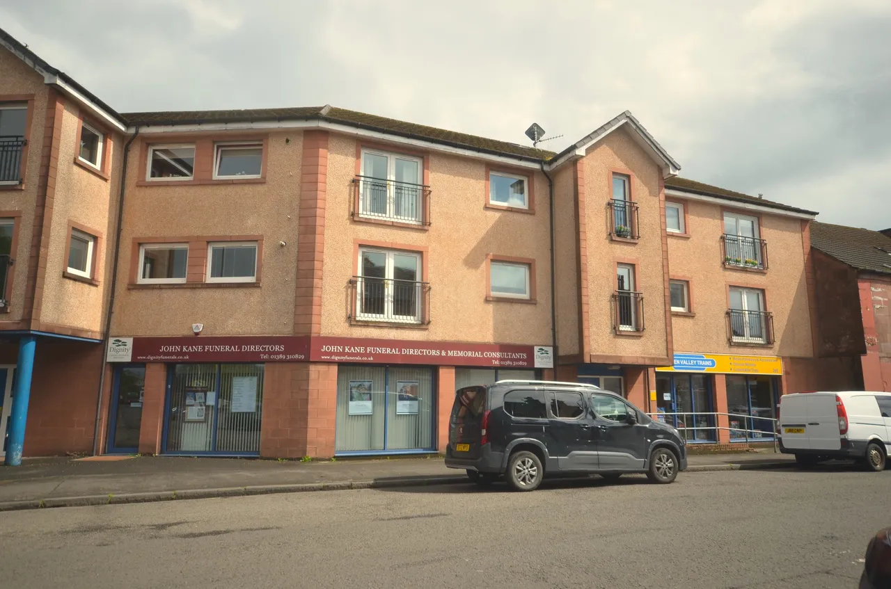 2 bed flat to rent, Main Street, Alexandria, G83