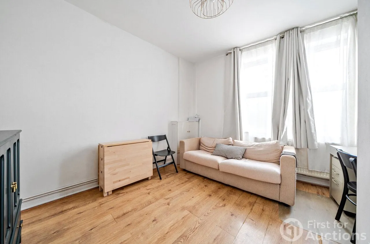 Market Terrace, Fees Apply, TW8, photo 3