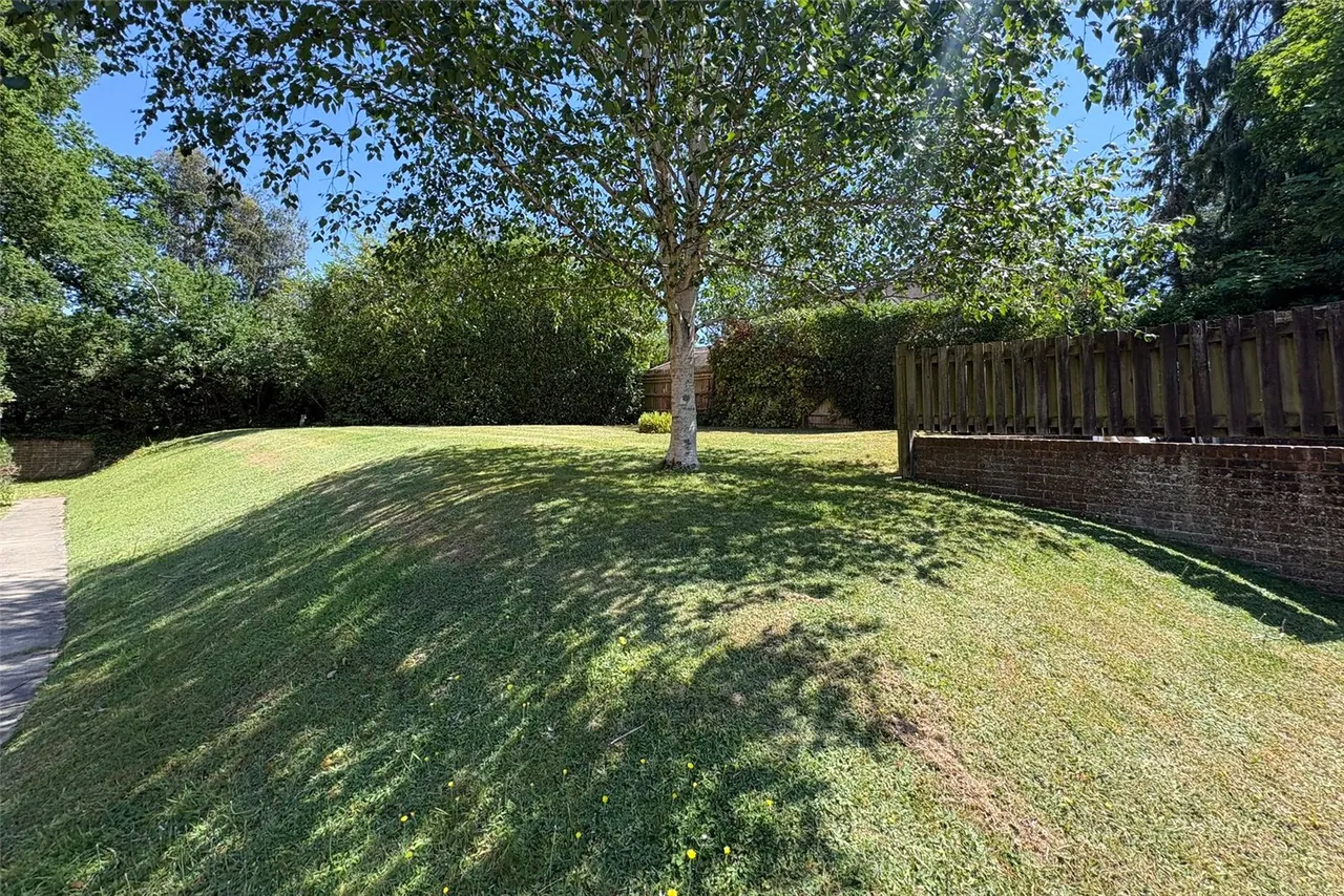 Broad Ha'penny, Wrecclesham, Farnham, Surrey, GU10 4TZ, photo 9