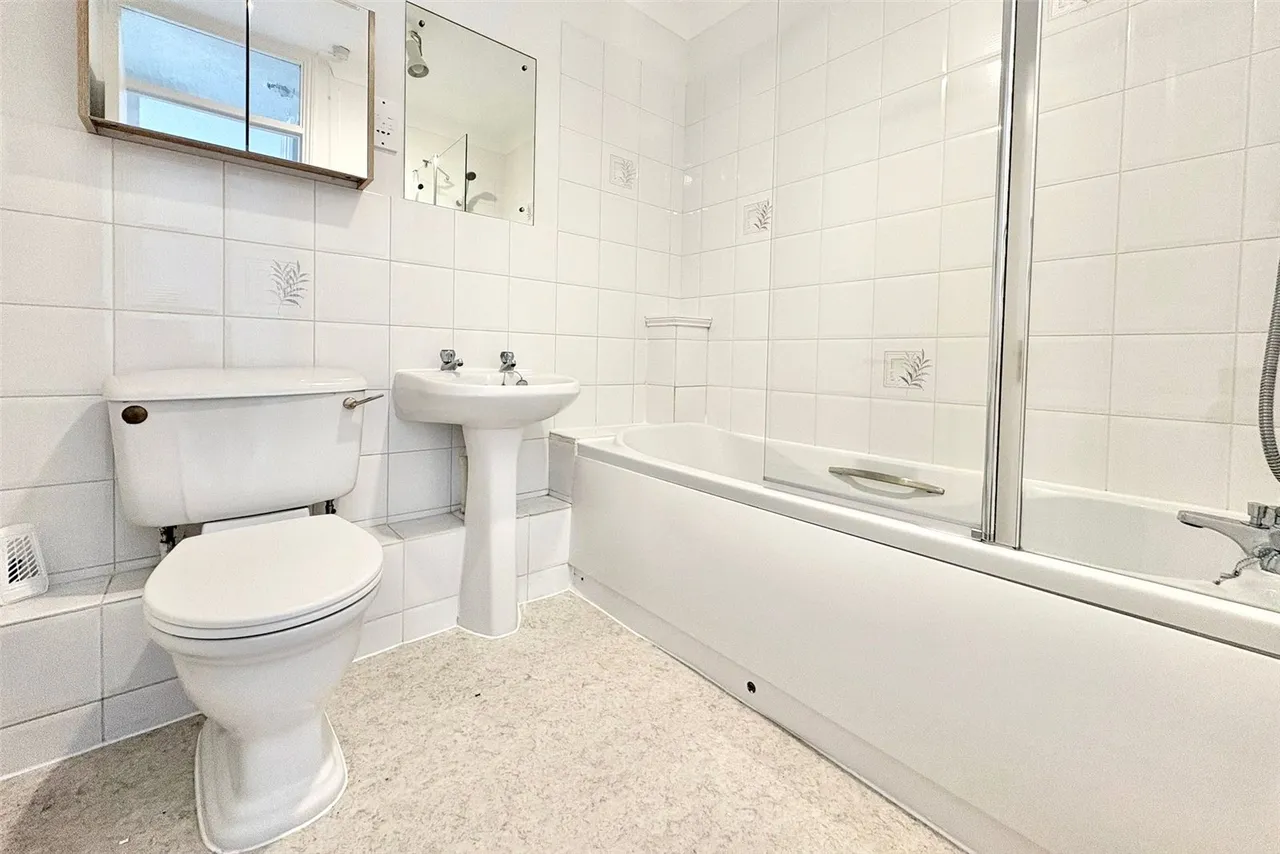 Broad Ha'penny, Wrecclesham, Farnham, Surrey, GU10 4TZ, photo 5