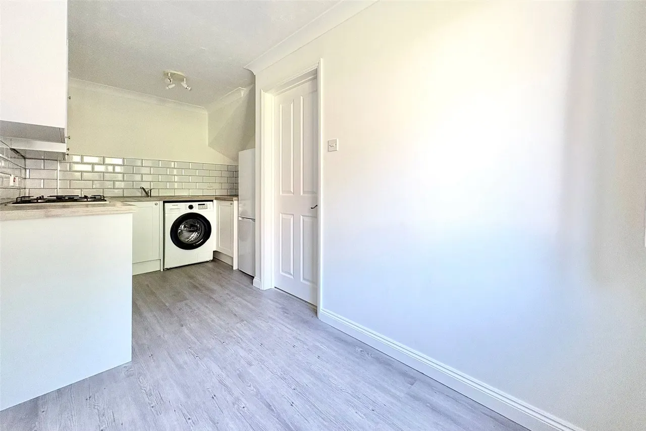 Broad Ha'penny, Wrecclesham, Farnham, Surrey, GU10 4TZ, photo 3