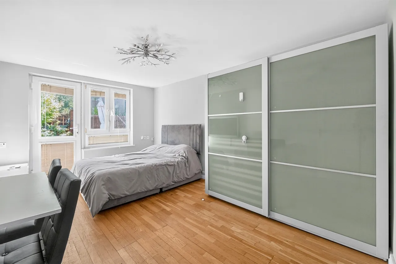 1 bed flat for sale — Greyhound Road, London