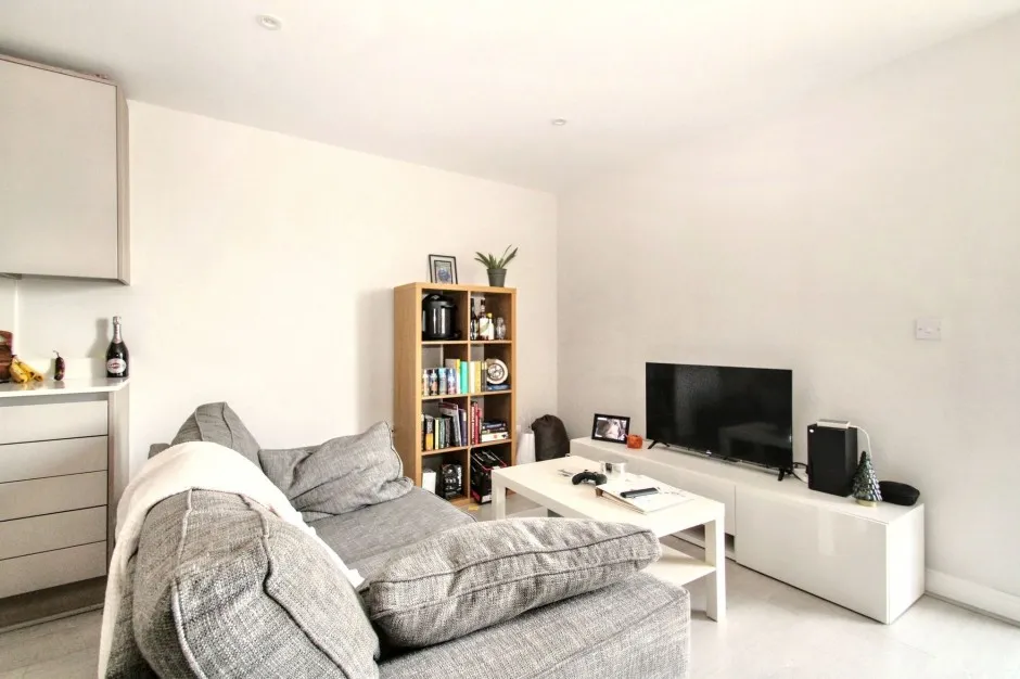 Harefield Road, UB8, photo 3