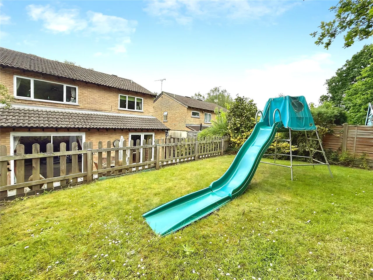 Peterhouse Close, Owlsmoor, Sandhurst, Berkshire, GU47 0XD, photo 11