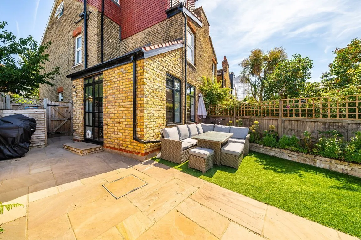 Myrtle Road, TW12, photo 10