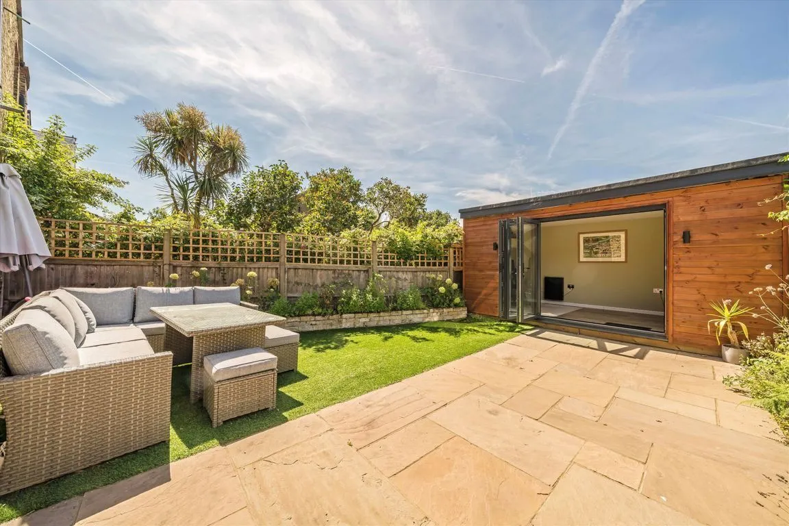 Myrtle Road, TW12, photo 11