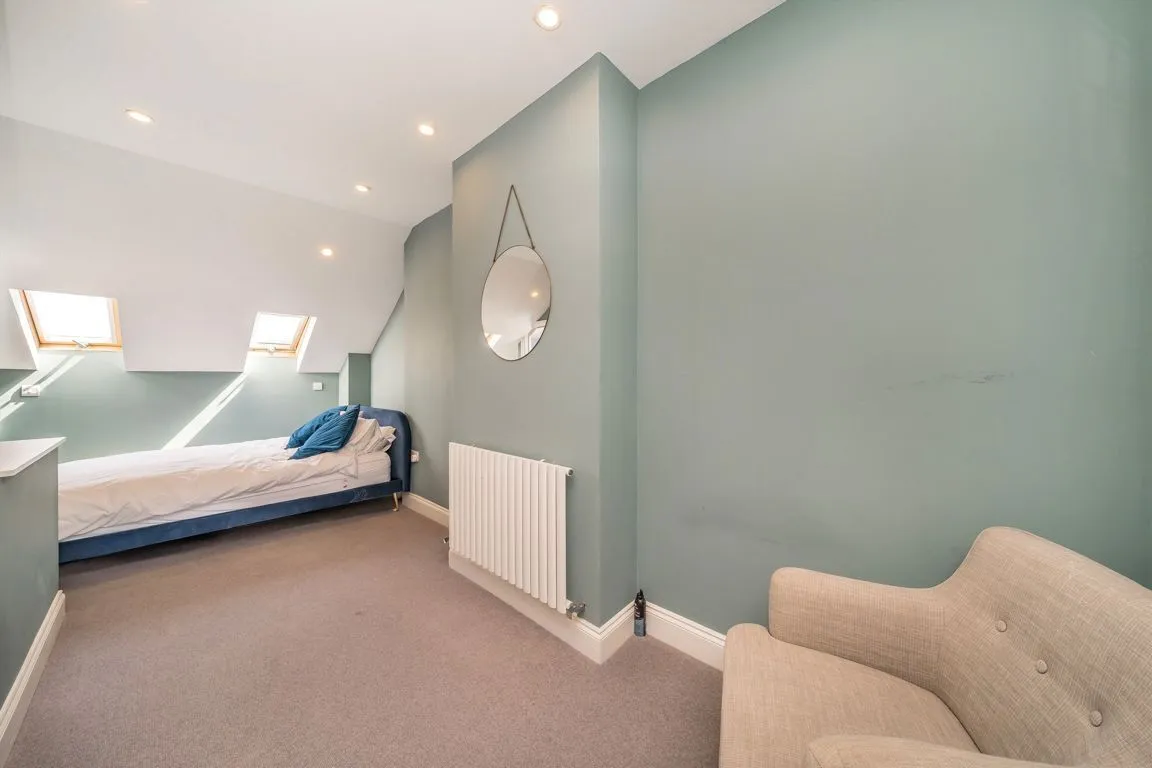 Myrtle Road, TW12, photo 8