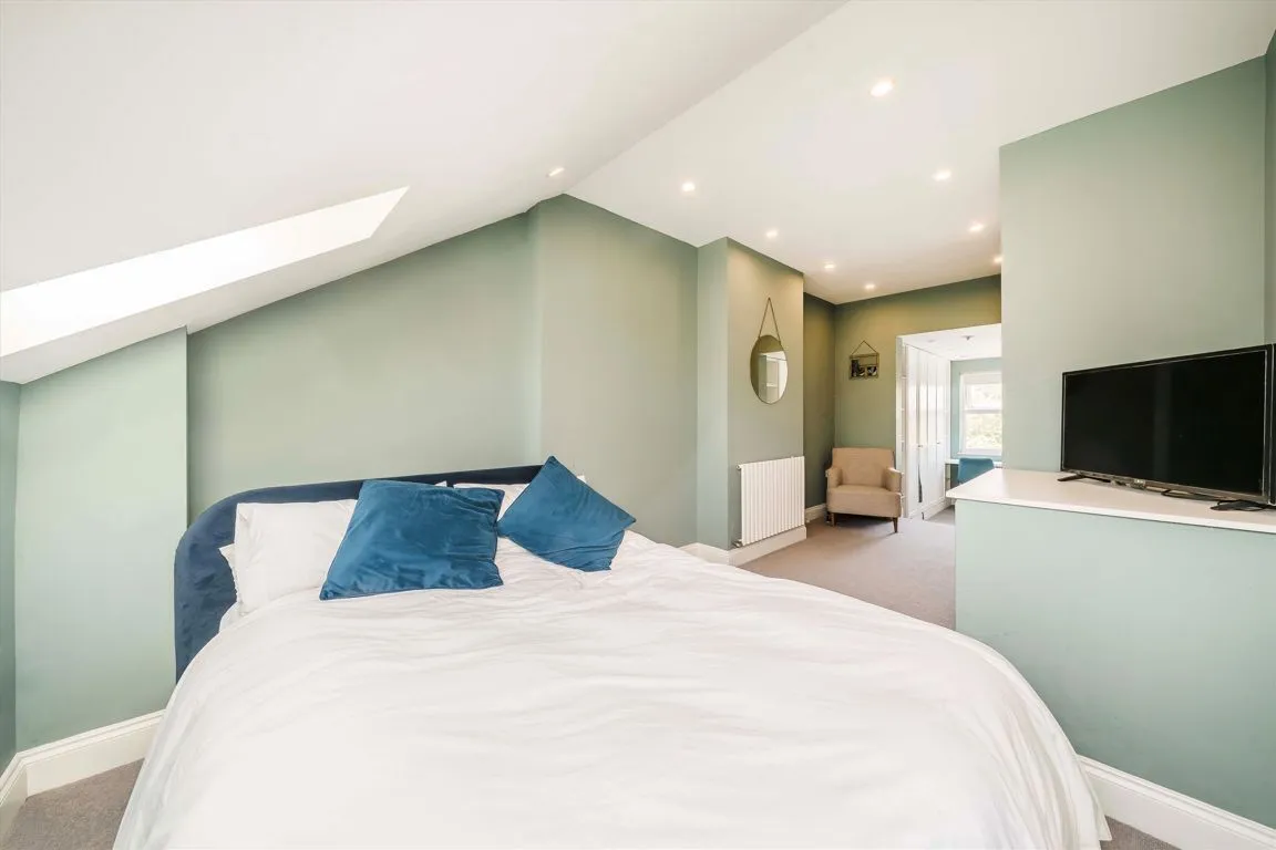 Myrtle Road, TW12, photo 7