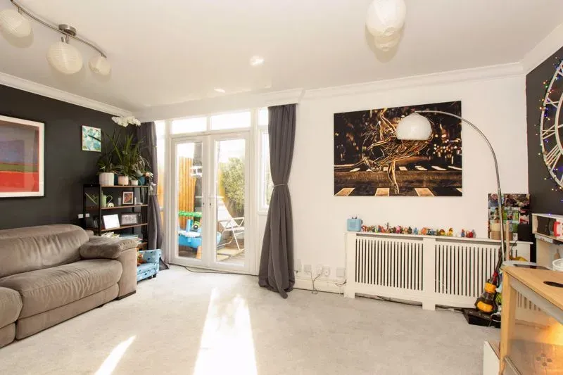 Sutton Close, Tring, Hertfordshire, HP23 5HD, photo 2