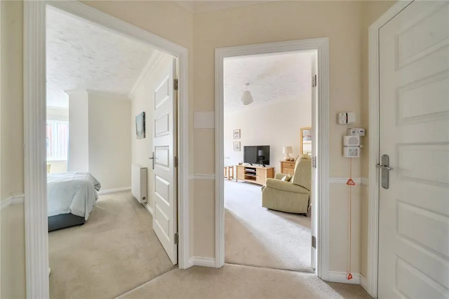Avonbank Lodge, Newbury, RG14, photo 7
