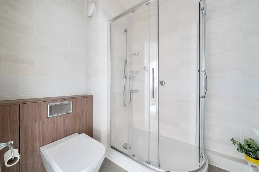 Avonbank Lodge, Newbury, RG14, photo 12