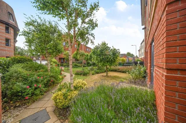 Avonbank Lodge, Newbury, RG14, photo 20
